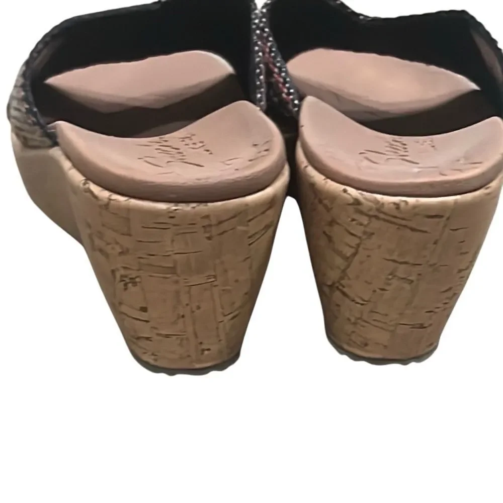 Sketchers Women’s 7 Black and Blue Cross-Strap Sandals with Textured Design